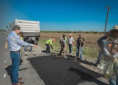 *Supervisa Alcalde Dr. Alberto Alanis trabajos de bacheo en carretera 82.*
