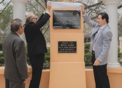 *Inaugura alcalde Dr. Alberto Alanis Villarreal Hemiciclo a Juarez en el Poblado Anáhuac.*