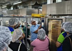 VISITAN ALUMNOS DE LA UNM, PLANTA DE EXPERIMENTACION DE ALIMENTOS.